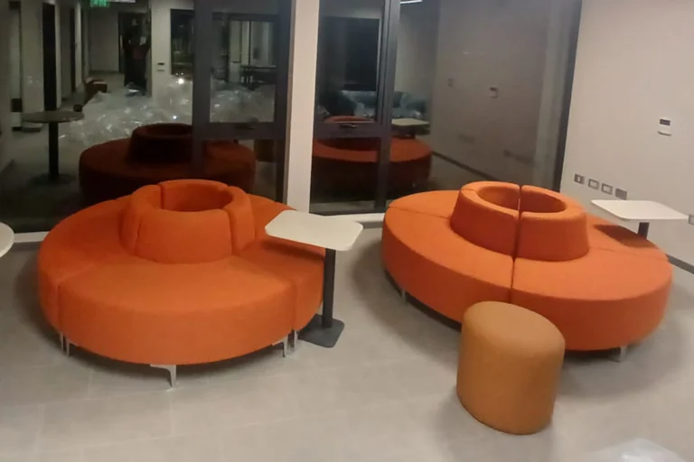 mobiliario universidad habilitación sala clase sofás modulares Chile