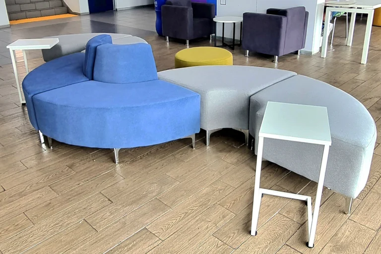 sofás modulares universitarios habilitación campus colores variados