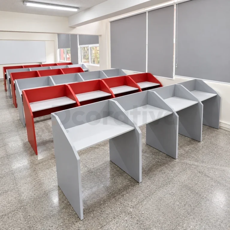 Cubículos de estudio rojos y grises en filas
