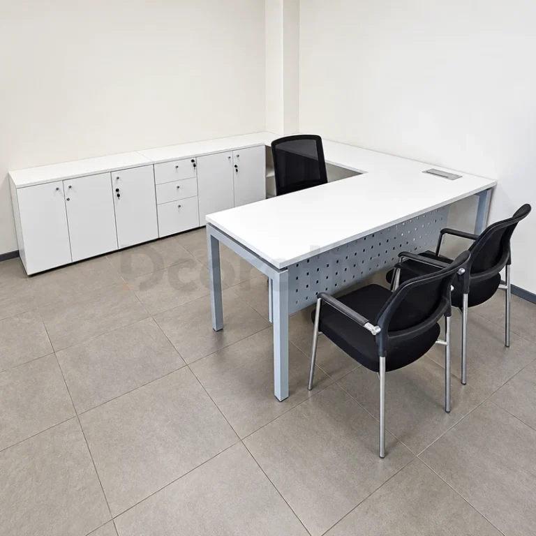Escritorio blanco con retorno, credenza y frente perforado