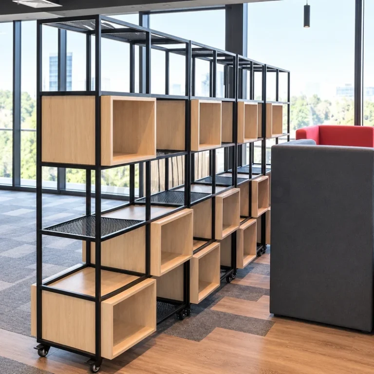 Estantería metálica con cubos de madera, vista lateral