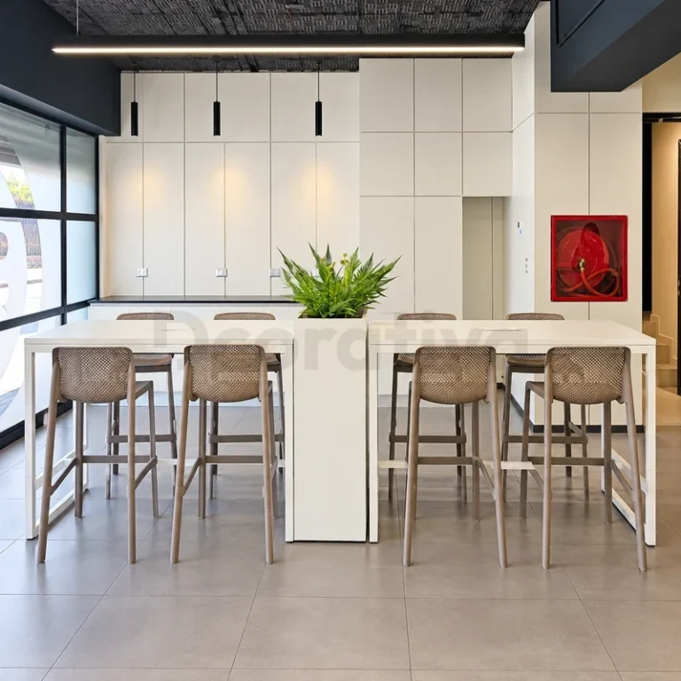 Kitchenette blanca de oficina con barra y pisos altos