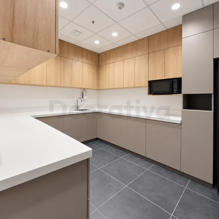 Kitchenette en U con muebles de madera y gris para oficina