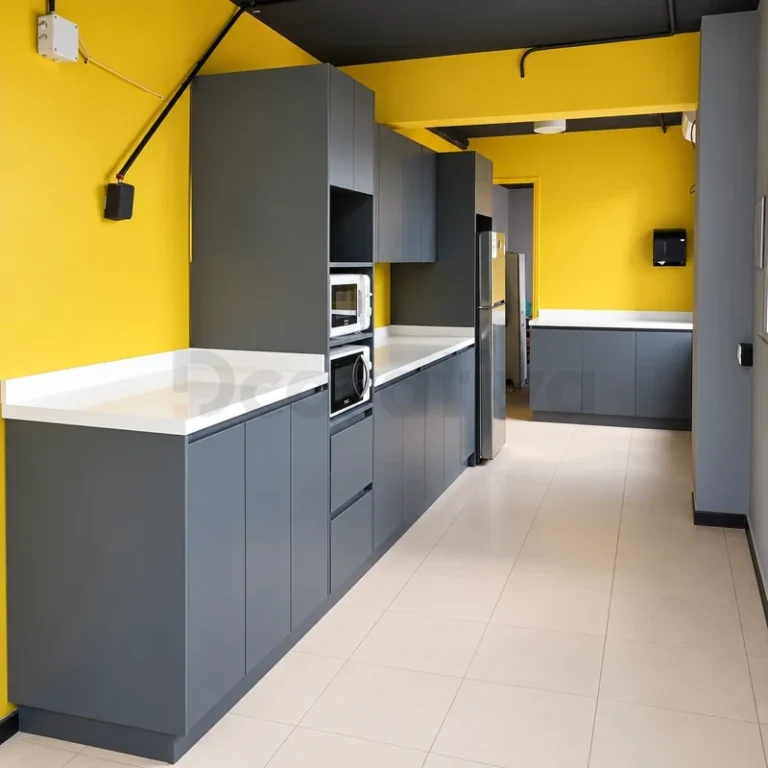 Kitchenette gris de oficina con muros amarillos