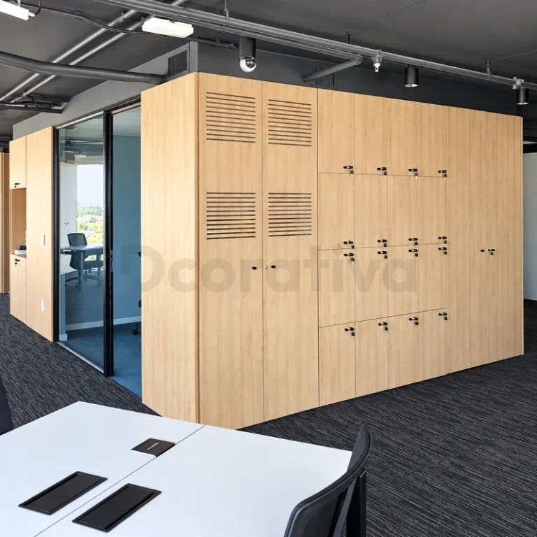 Conjunto de lockers y armario con rejillas de ventilación y acabado de madera clara en oficina.