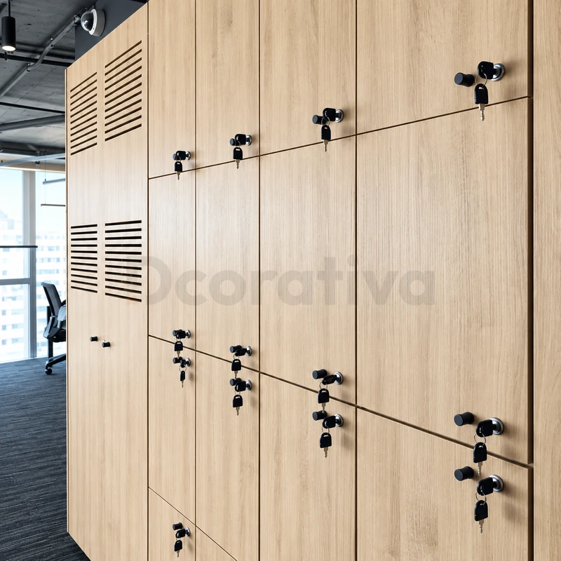 Detalle de lockers con acabado de madera clara y cerraduras individuales para oficina.
