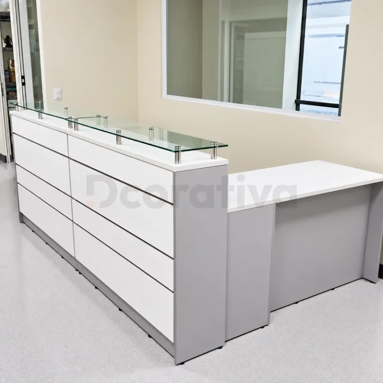 Mesón de recepción blanco con cubierta de vidrio y retorno lateral
