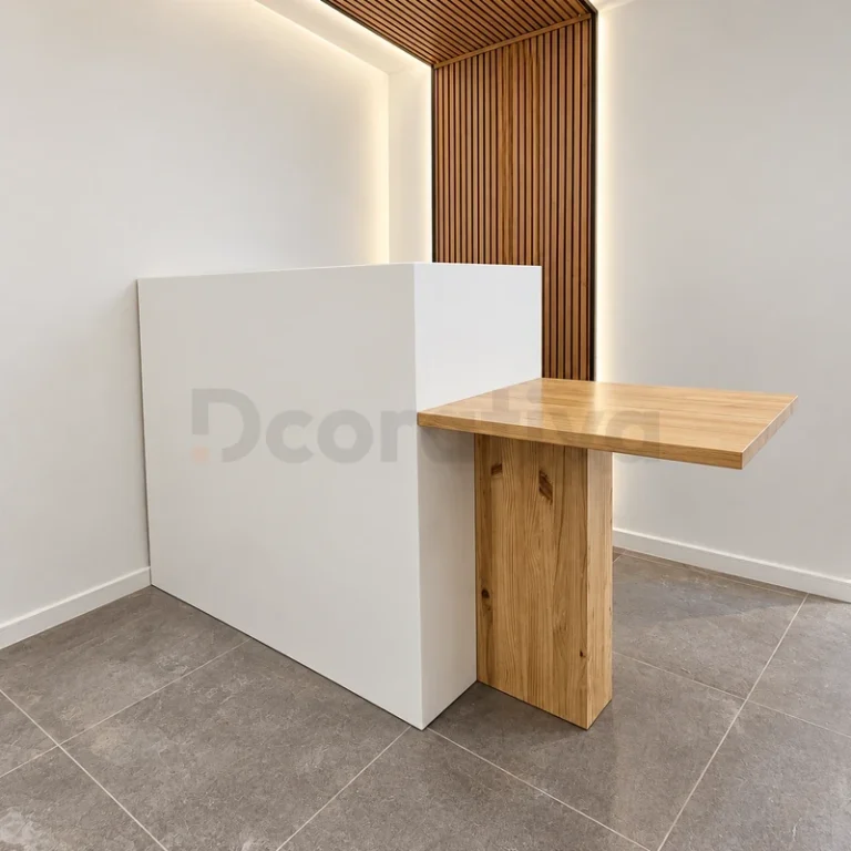 Mesón de recepción blanco con mesa lateral y panel de madera