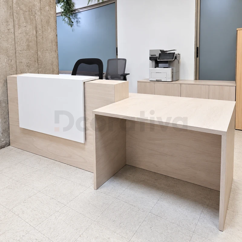Mesón de recepción blanco y madera clara con mesa de atención lateral