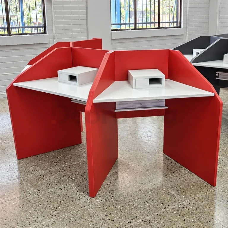 Módulo de estudio rojo con cubiertas blancas