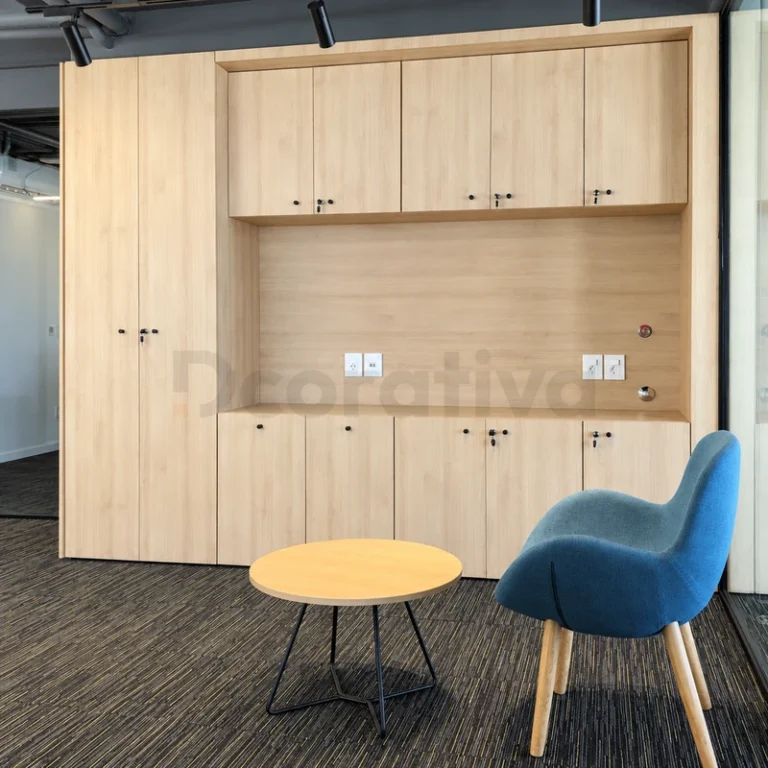 Mueble de almacenamiento con acabado de madera clara, armarios superiores e inferiores y nicho central.
