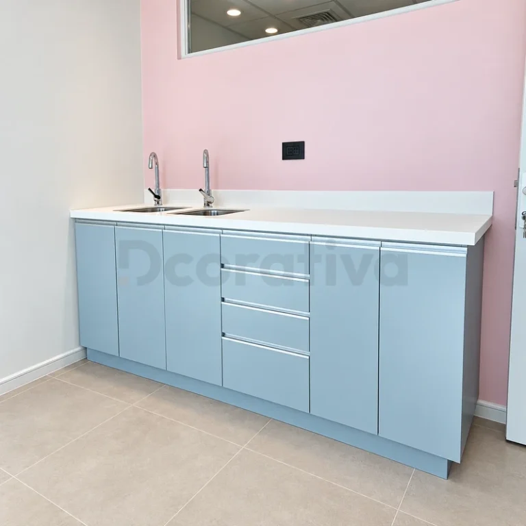 Mueble clínico celeste con doble lavamanos