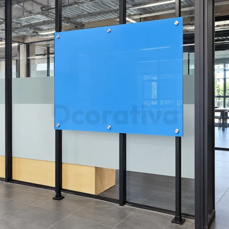 Pizarra de vidrio azul con soportes metálicos